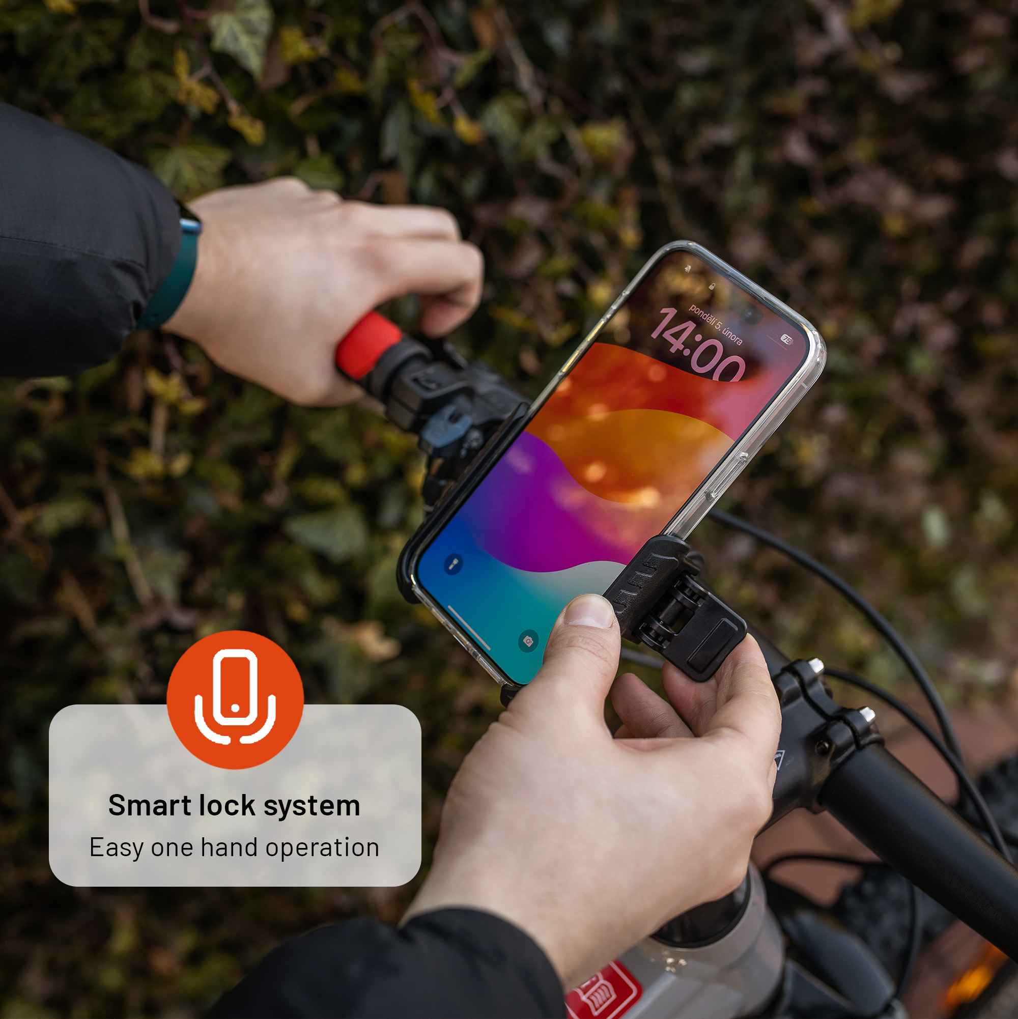 Eine Person befestigt ein Smartphone mit Smart-Lock-System für einfache Einhandbedienung am Fahrradlenker.