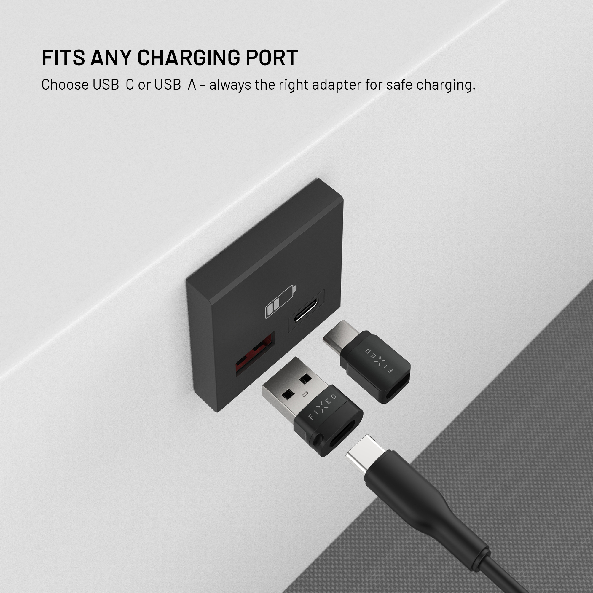Ein schwarzes Wandladegerät mit USB-A- und USB-C-Adaptern, die bereit zum Anschließen sind.