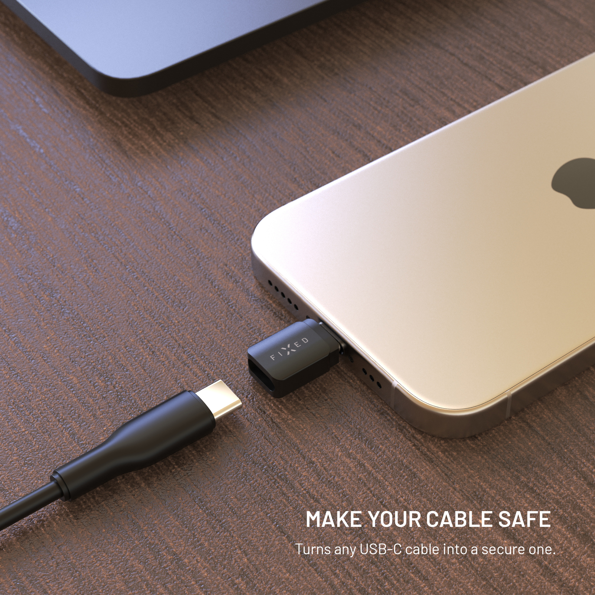 Ein Smartphone mit Magnetic-Adapter auf Holztisch, daneben ein USB-C-Kabel.