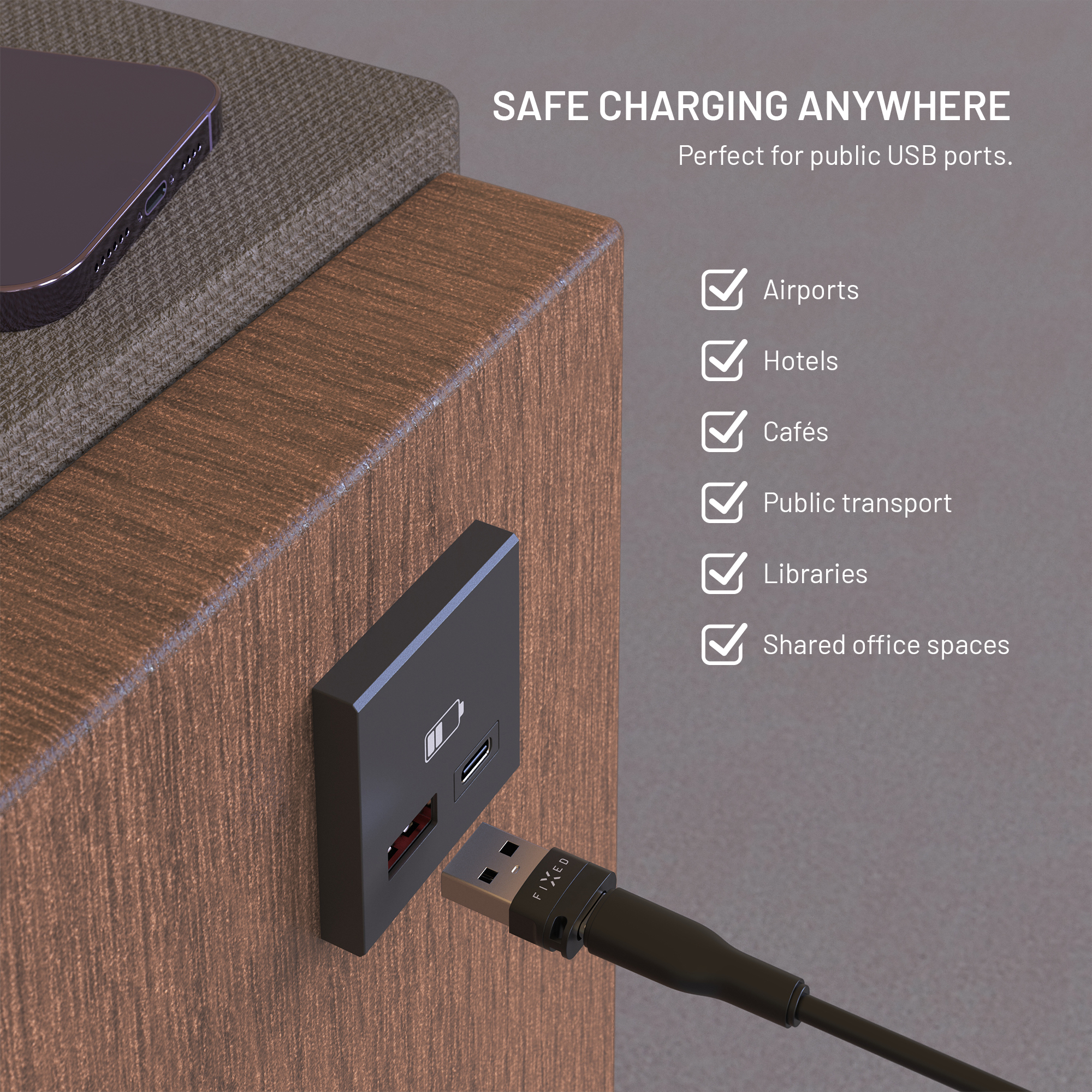 Sicheres Laden an öffentlichen USB-Anschlüssen mit einem USB-Kabel in einer Holzkonsole.