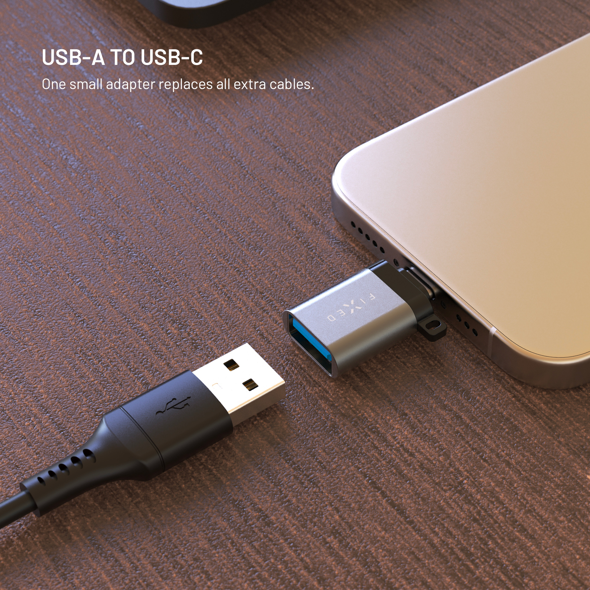 Ein USB-A-zu-USB-C-Adapter steckt in einem Smartphone, während ein USB-Kabel sich nähert.