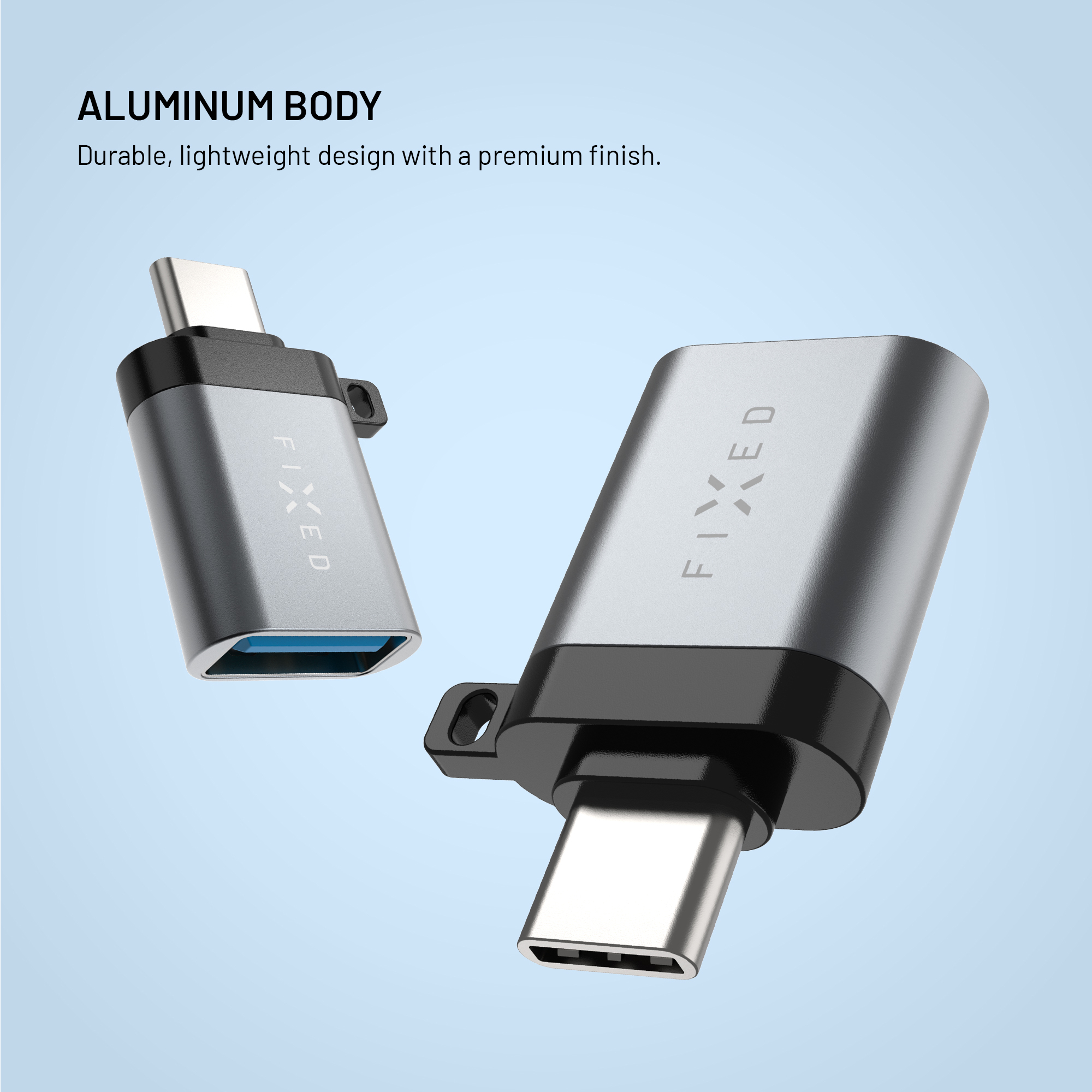 Zwei silberne USB-C-Adapter mit Aluminiumgehäuse vor hellblauem Hintergrund.