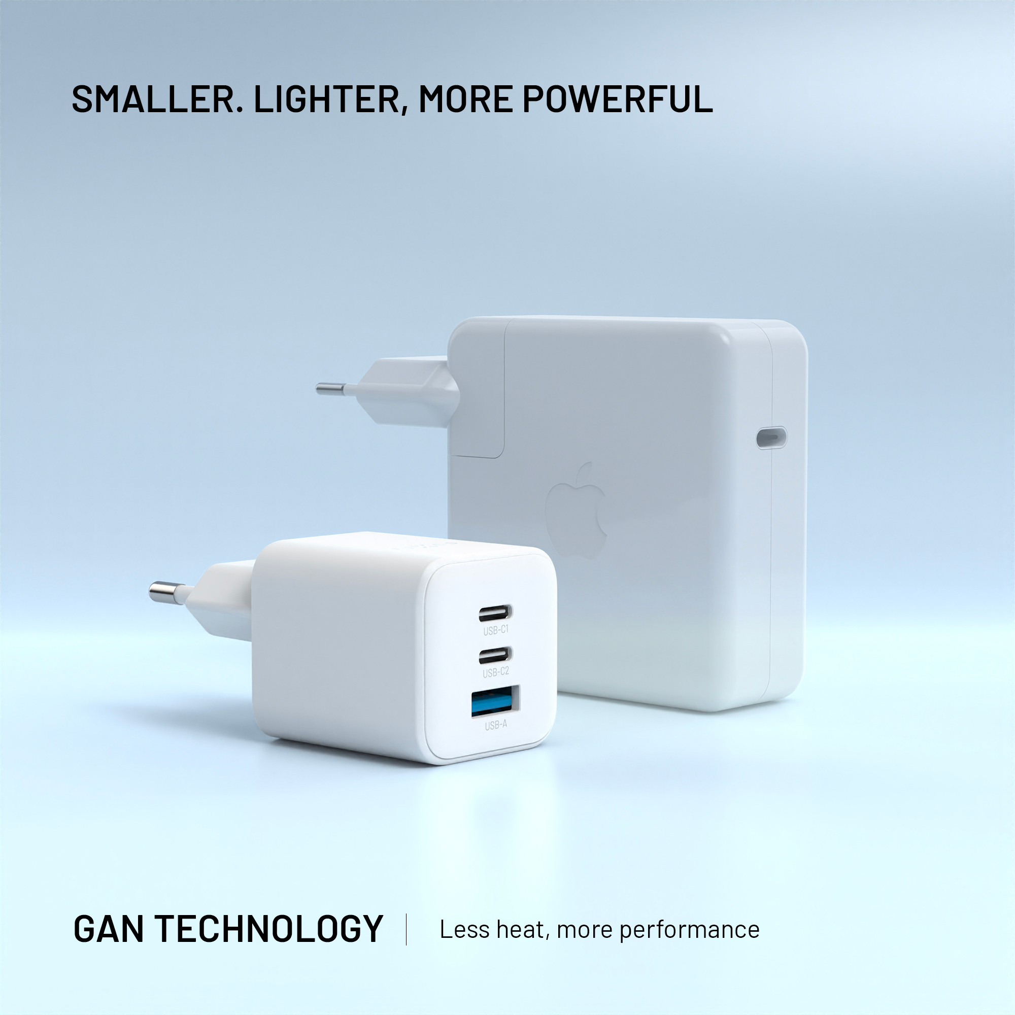Vergleich von einem kleinen weißen GaN-Ladegerät mit drei Anschlüssen und einem größeren Apple-Ladegerät.