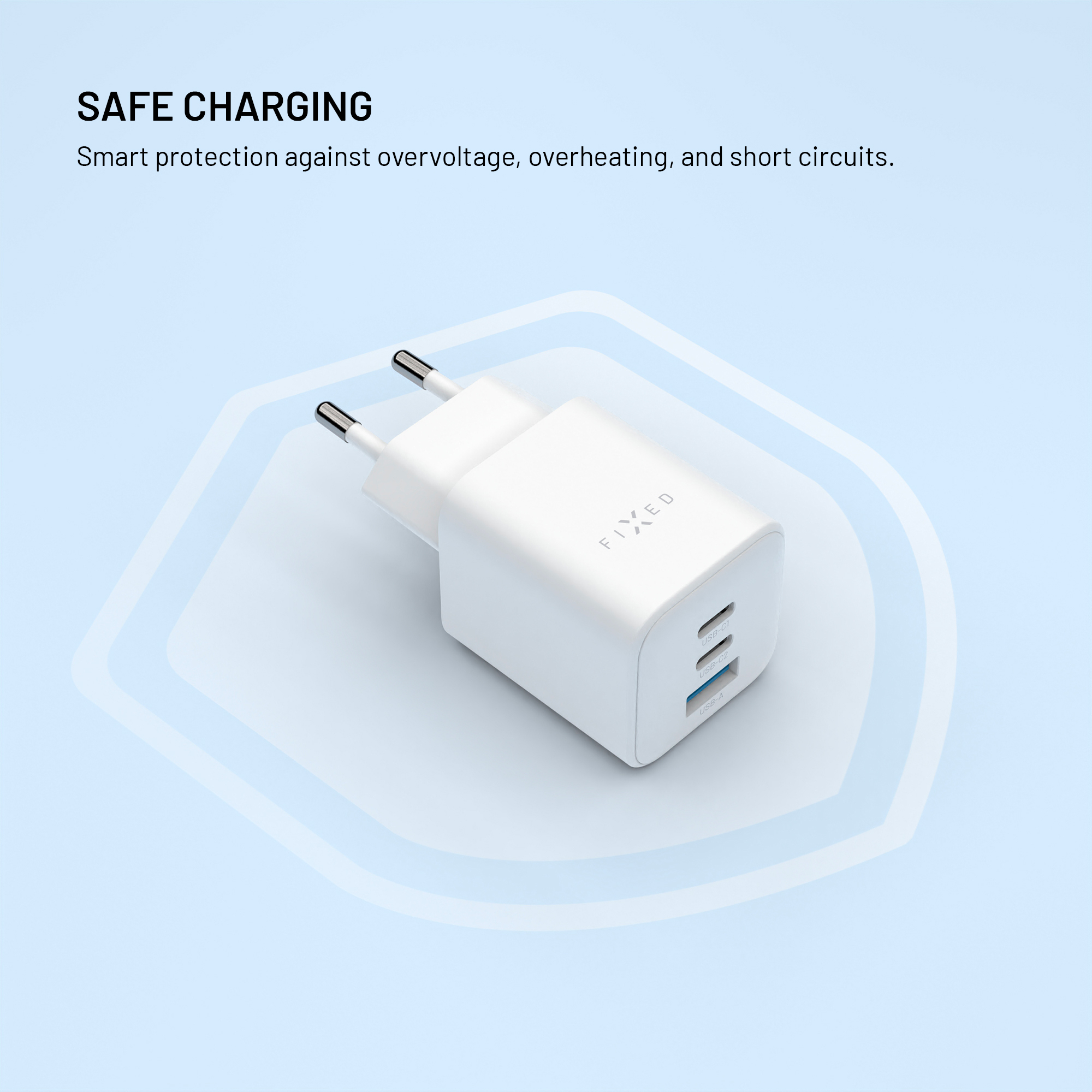 Weißes USB-Ladegerät mit zwei USB-C- und einem USB-A-Anschluss vor hellem Hintergrund.