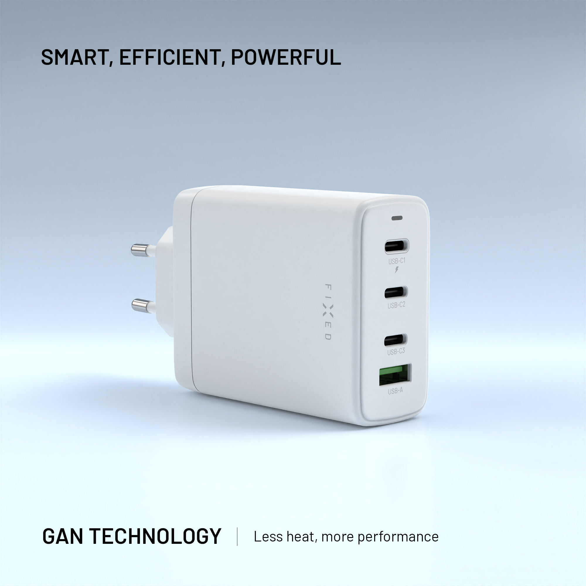 Ein weißes Mehrfach-Wandladegerät mit drei USB-C- und einem USB-A-Anschluss vor hellblauem Hintergrund.