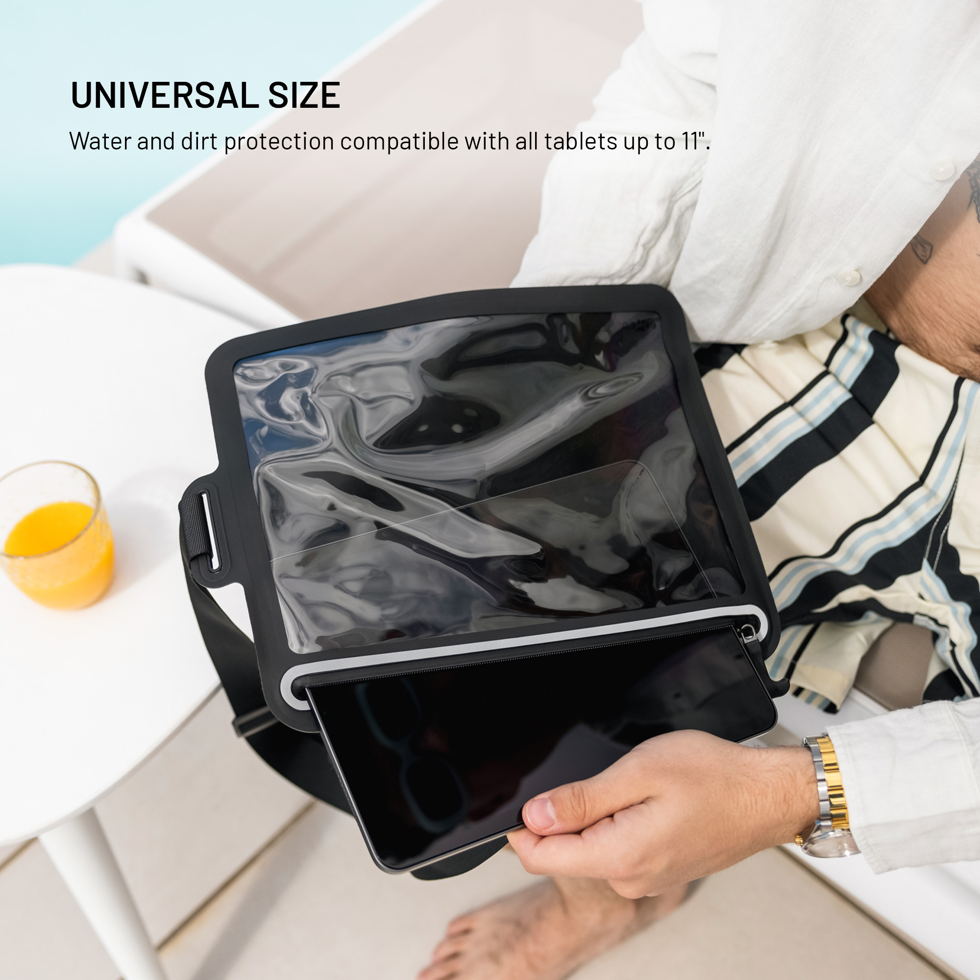 Ein Mensch hält eine schwarze, wasserdichte Tasche mit einem darin befindlichen Tablet in den Händen.