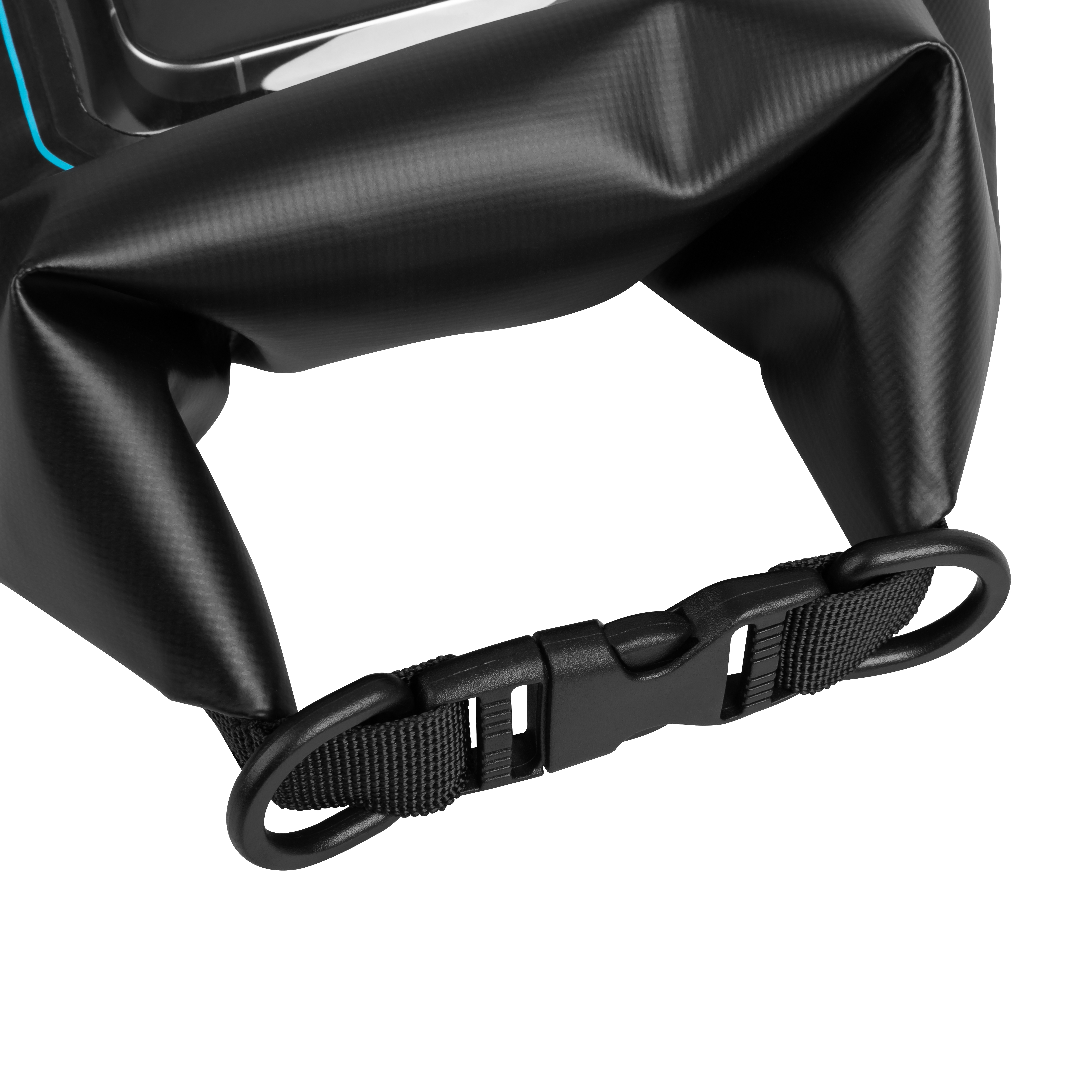 Schwarze wasserdichte Tasche mit Rolltop-Verschluss und schwarzer Kunststoffschnalle auf weißem Hintergrund.