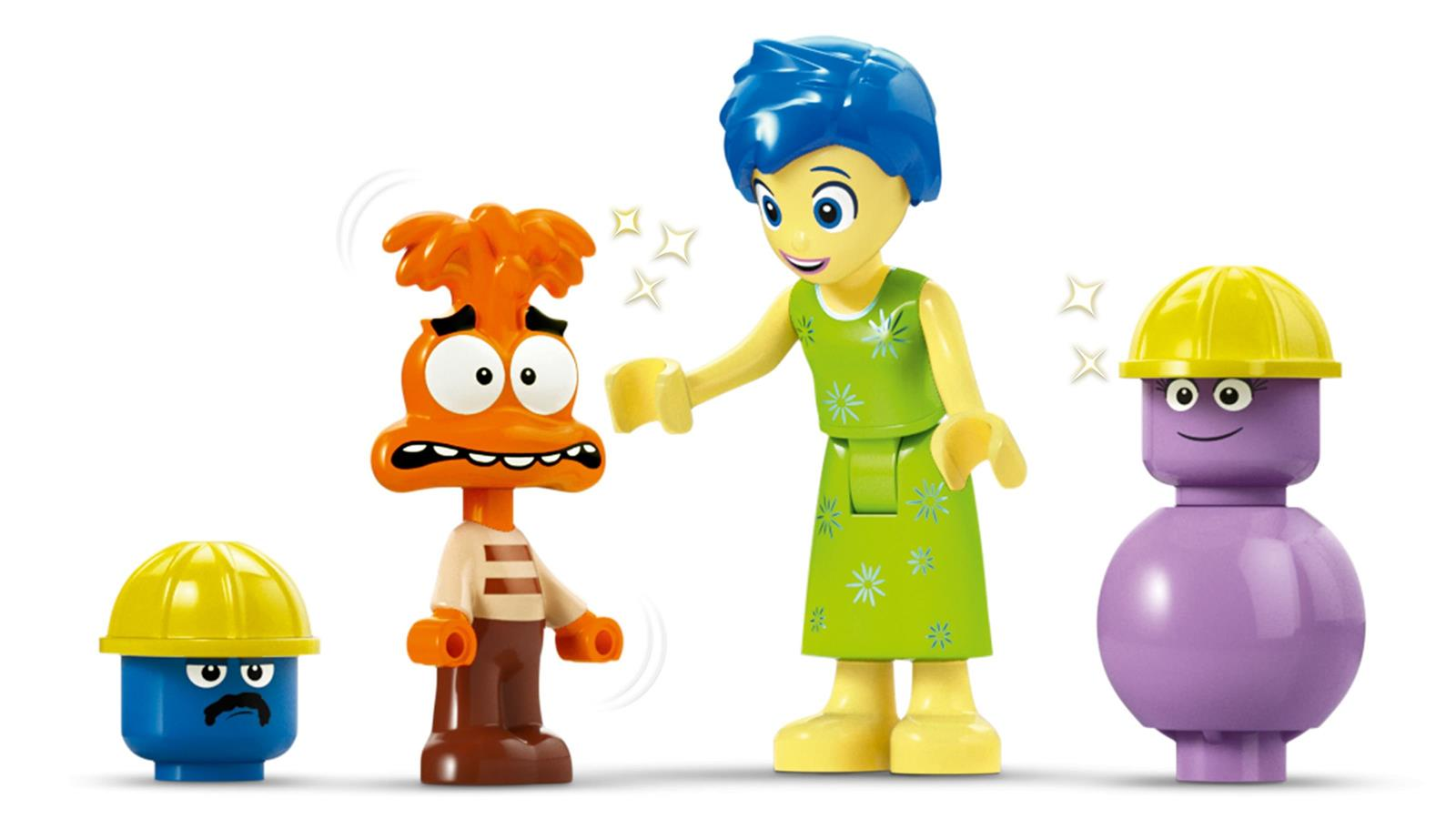 Vier Lego-Figuren stehen auf weißem Hintergrund: Ein blauer Kopf mit Helm, eine orange Figur, eine grüne Frau und eine lila Figur.