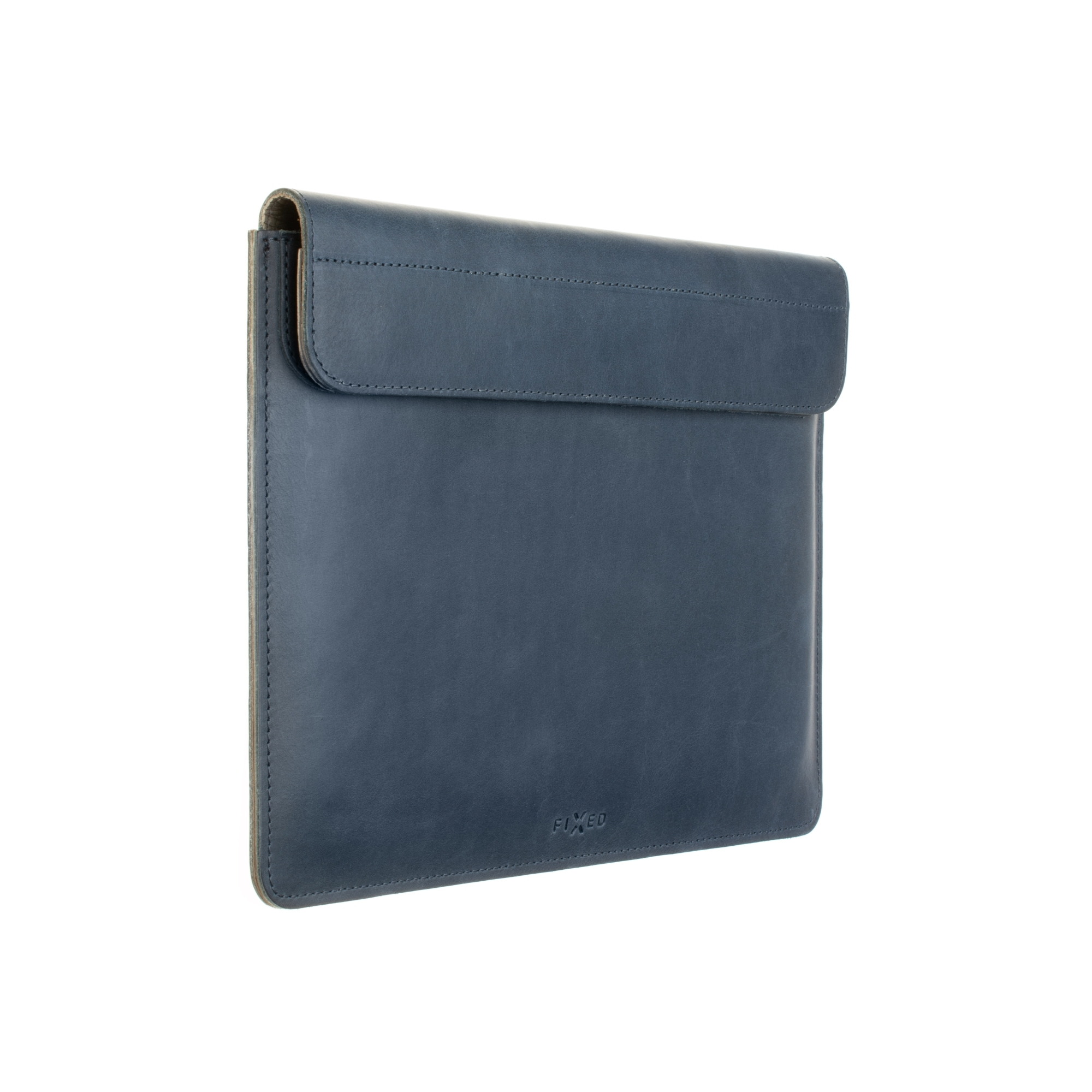 Eine geschlossene, blaue Laptophülle aus Leder mit Klappverschluss, schräg auf weißem Hintergrund.