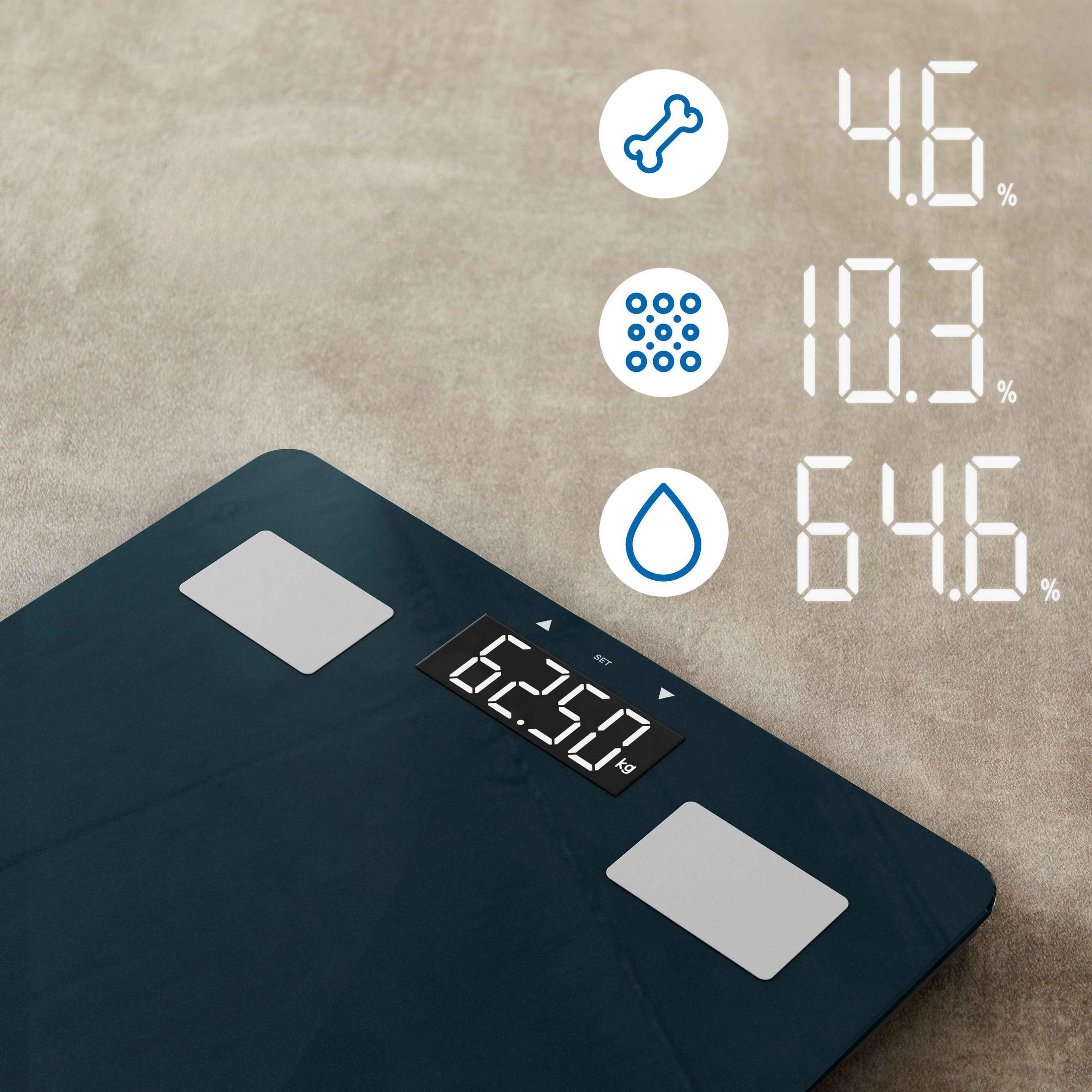 La bilancia pesapersone digitale mostra 62,50 kg, con icone e percentuali di ossa, muscoli e acqua accanto.