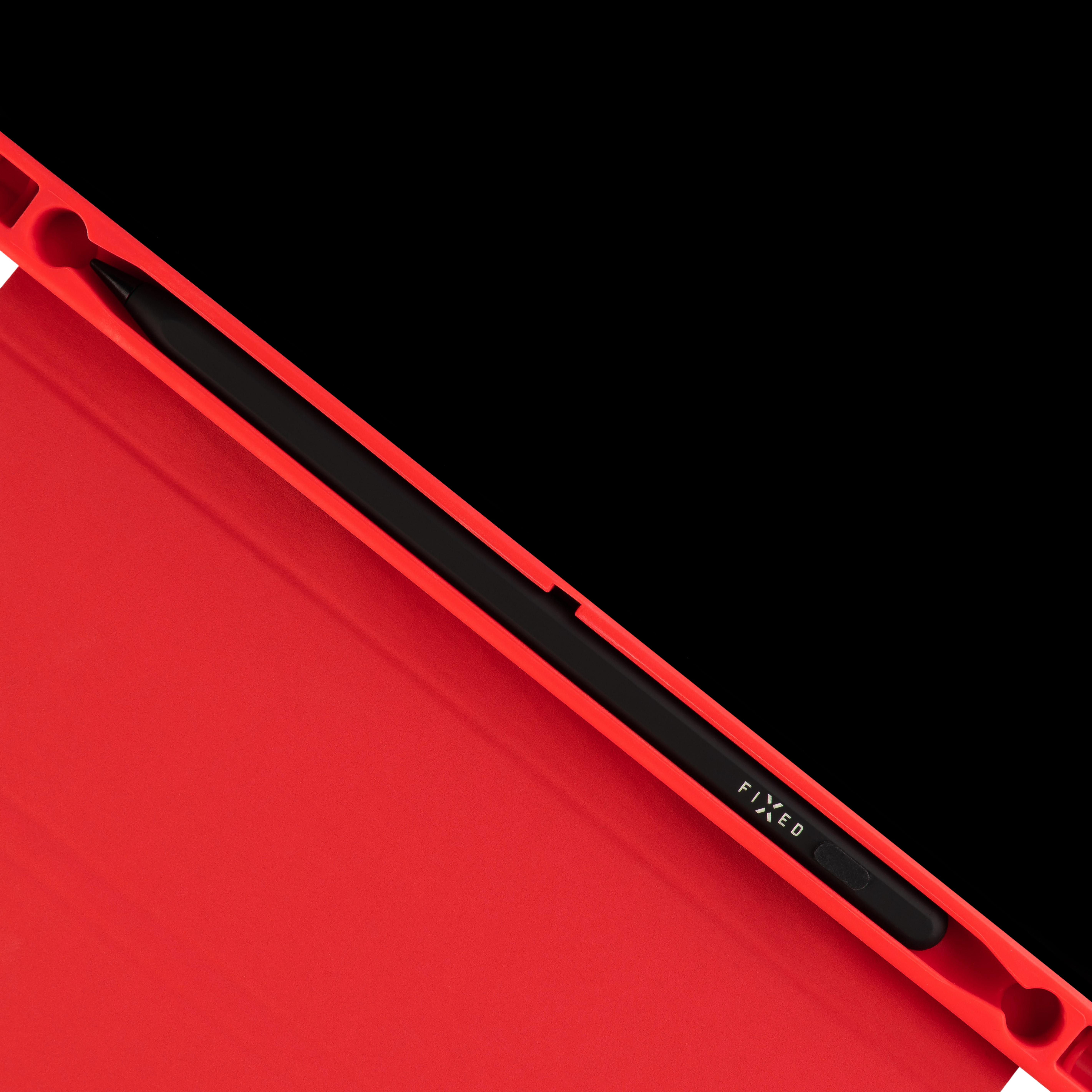 Ein schwarzer Eingabestift mit FIXED-Beschriftung liegt in einer roten Tablet-Hülle auf schwarzem Hintergrund.