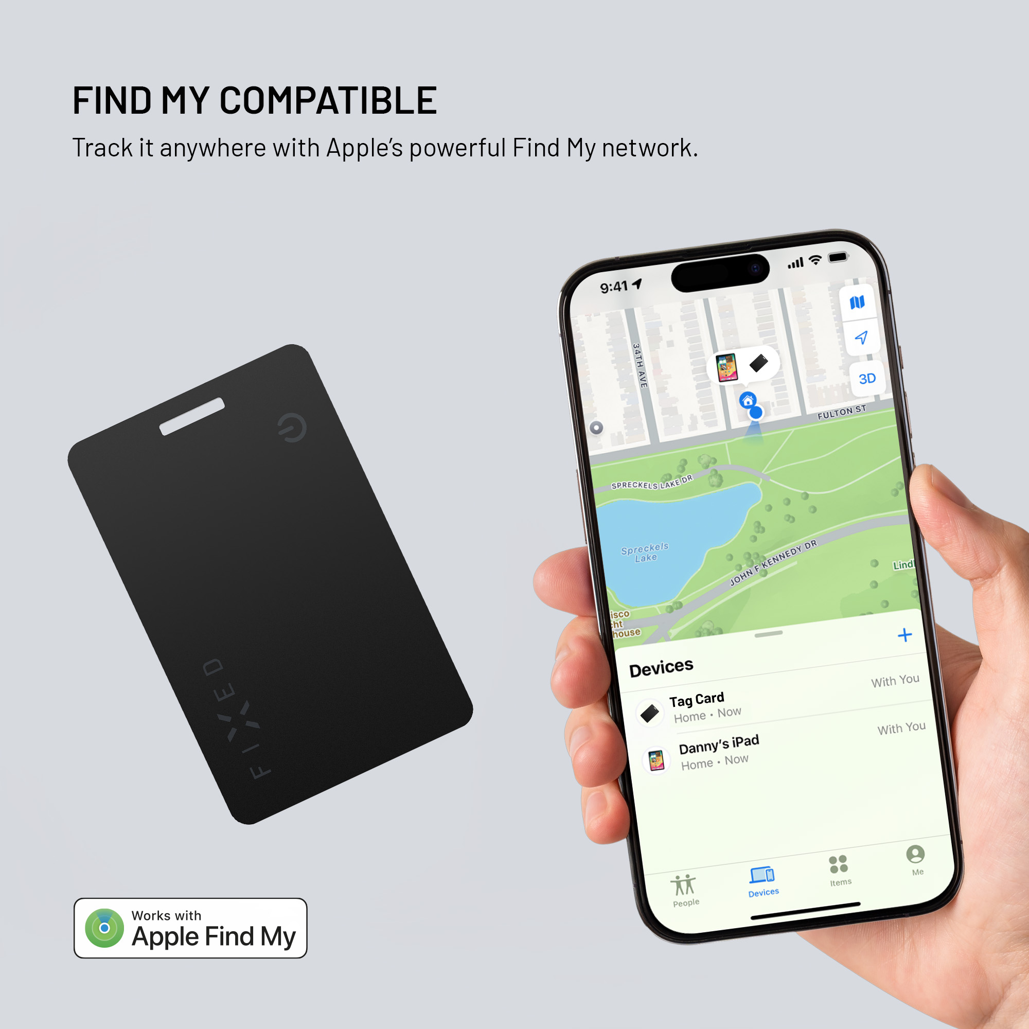 Ein schwarzer Karten-Tracker neben einem Smartphone, das die Find My-App mit einem Standort zeigt.