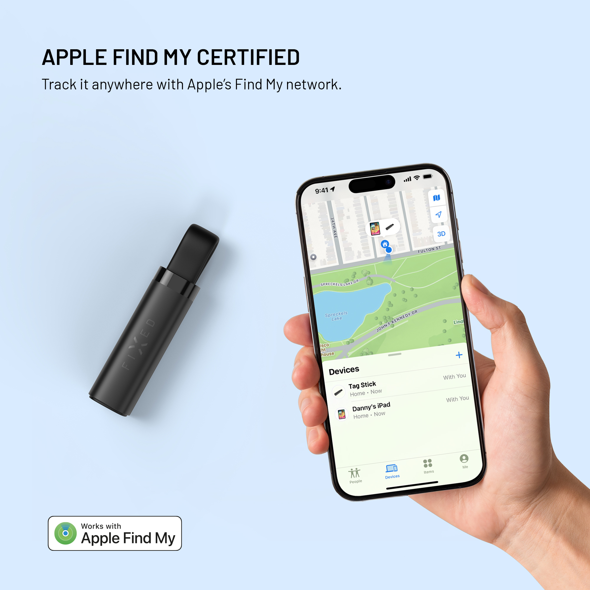Hand hält Smartphone mit Find My App, daneben ein schwarzer FIXED Tracker und Apple Find My Logo.