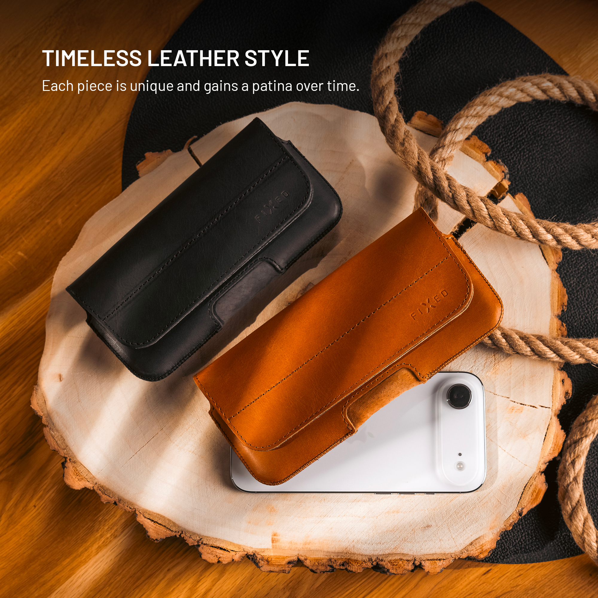 Schwarze und braune Leder-Handytaschen auf Holzscheibe mit Seil und Text.