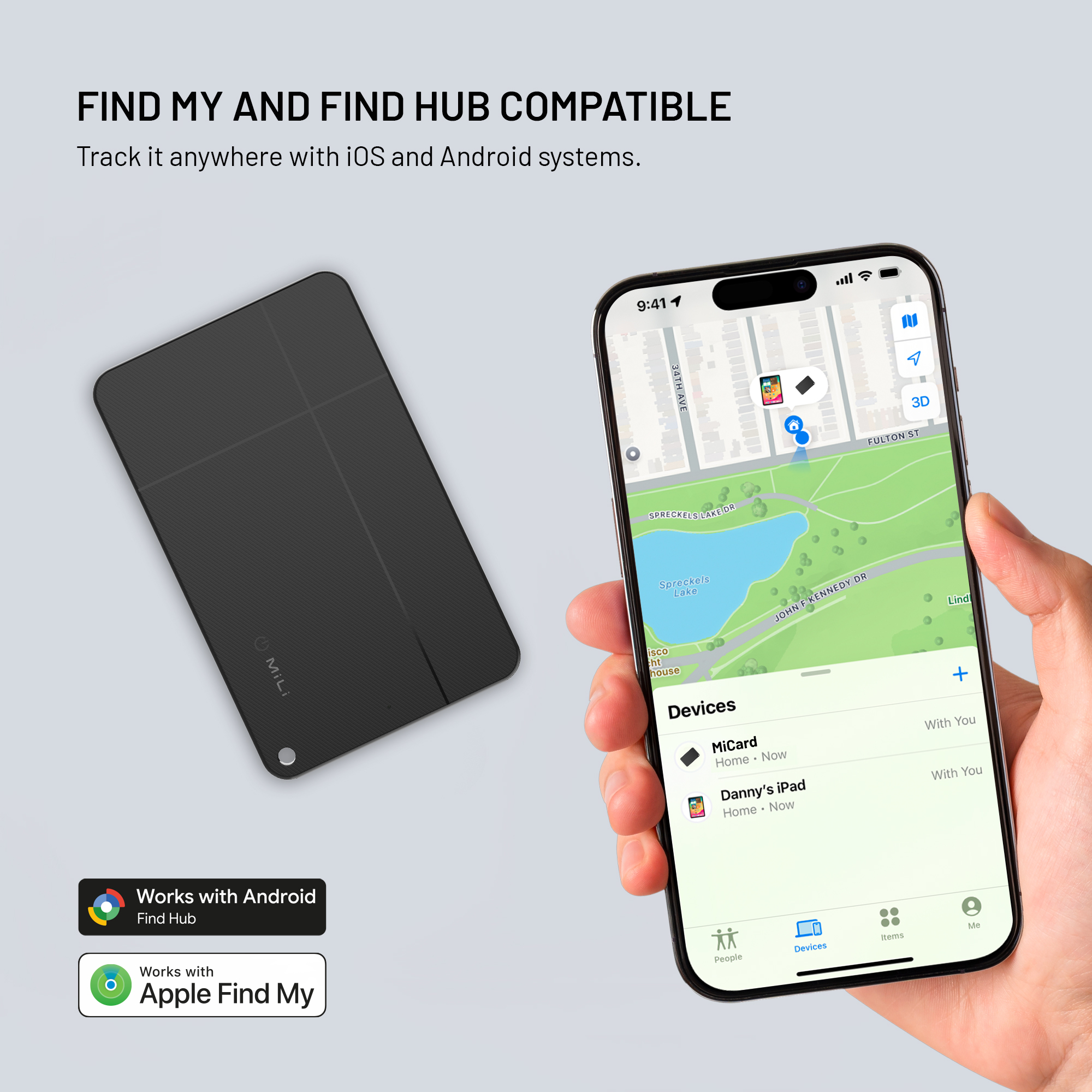 Ein schwarzer MiCard-Tracker liegt neben einer Hand, die ein Smartphone mit der Tracking-App zeigt.