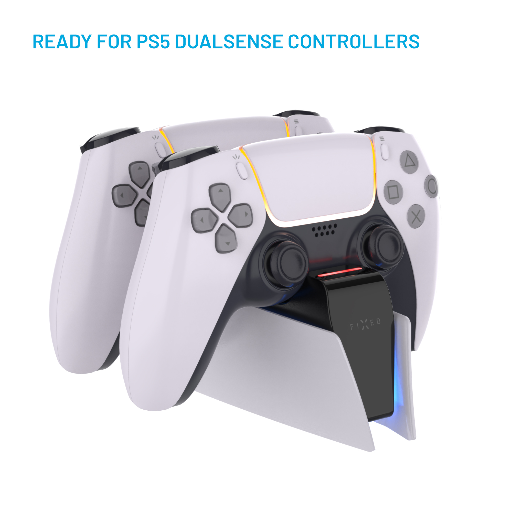 Zwei weiße PS5 DualSense Controller in einer Ladesation auf weißem Grund.