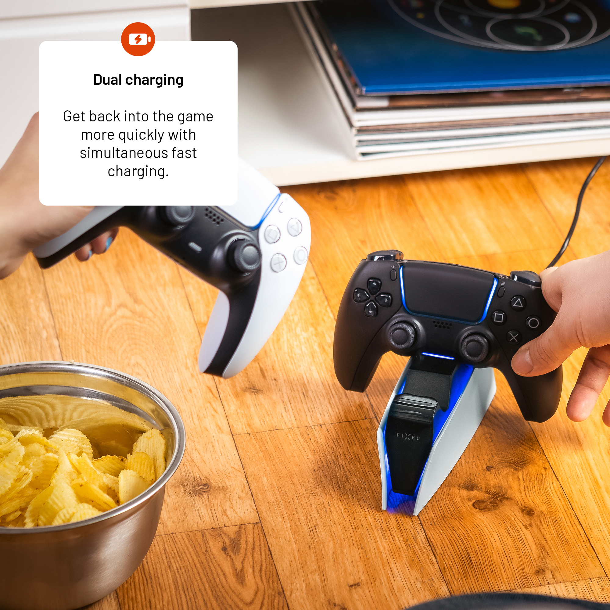 Zwei PS5-Controller werden auf einer Holzoberfläche gleichzeitig mit einer Dual-Ladestation geladen.