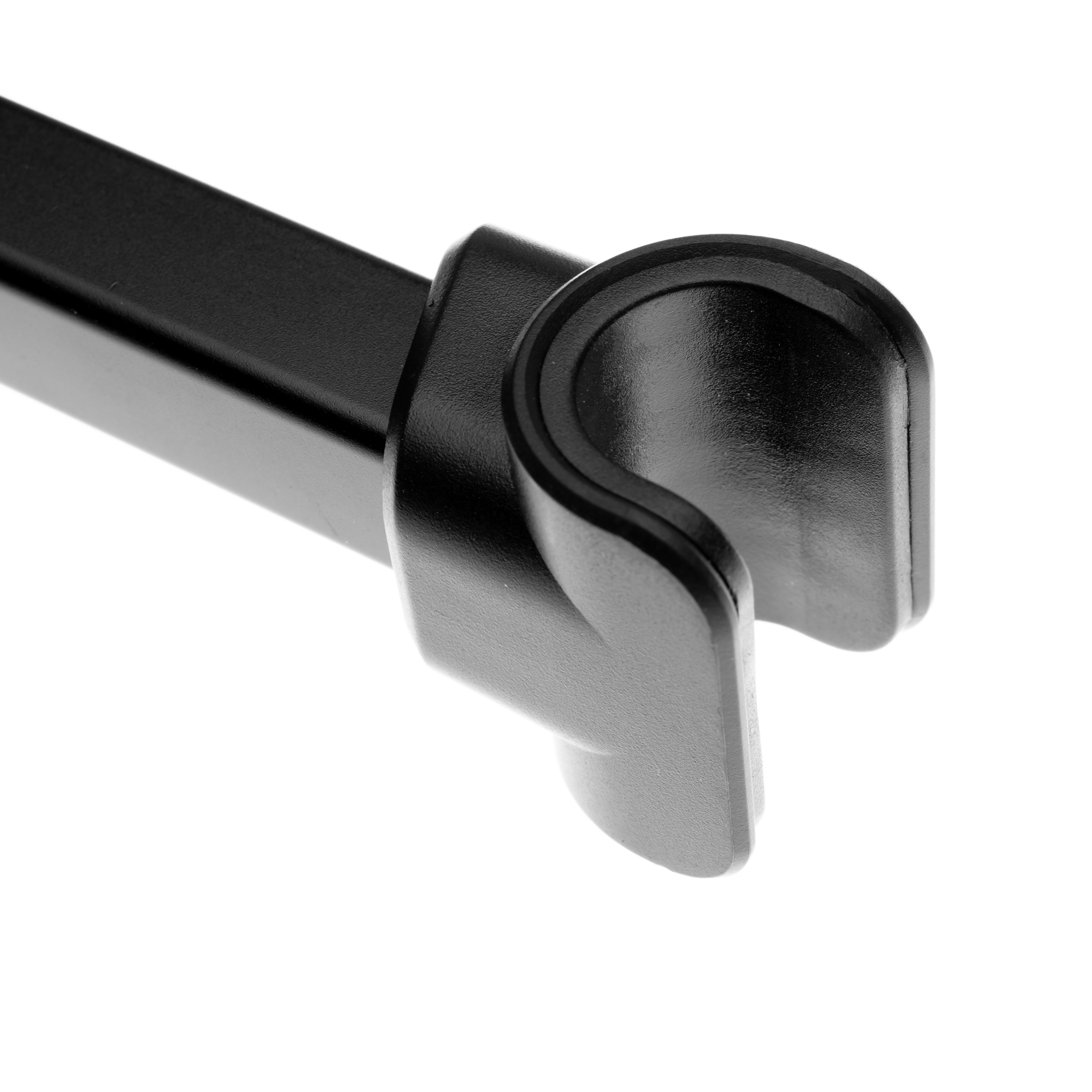Eine schwarze Plastikklammer an einer quadratischen Metallstange vor weißem Hintergrund.