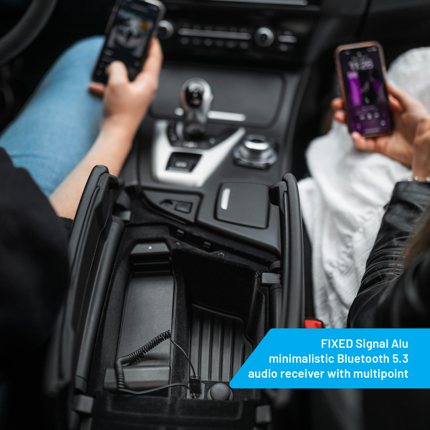 Zwei Personen sitzen in einem Auto und halten Smartphones in der Nähe der Mittelkonsole.