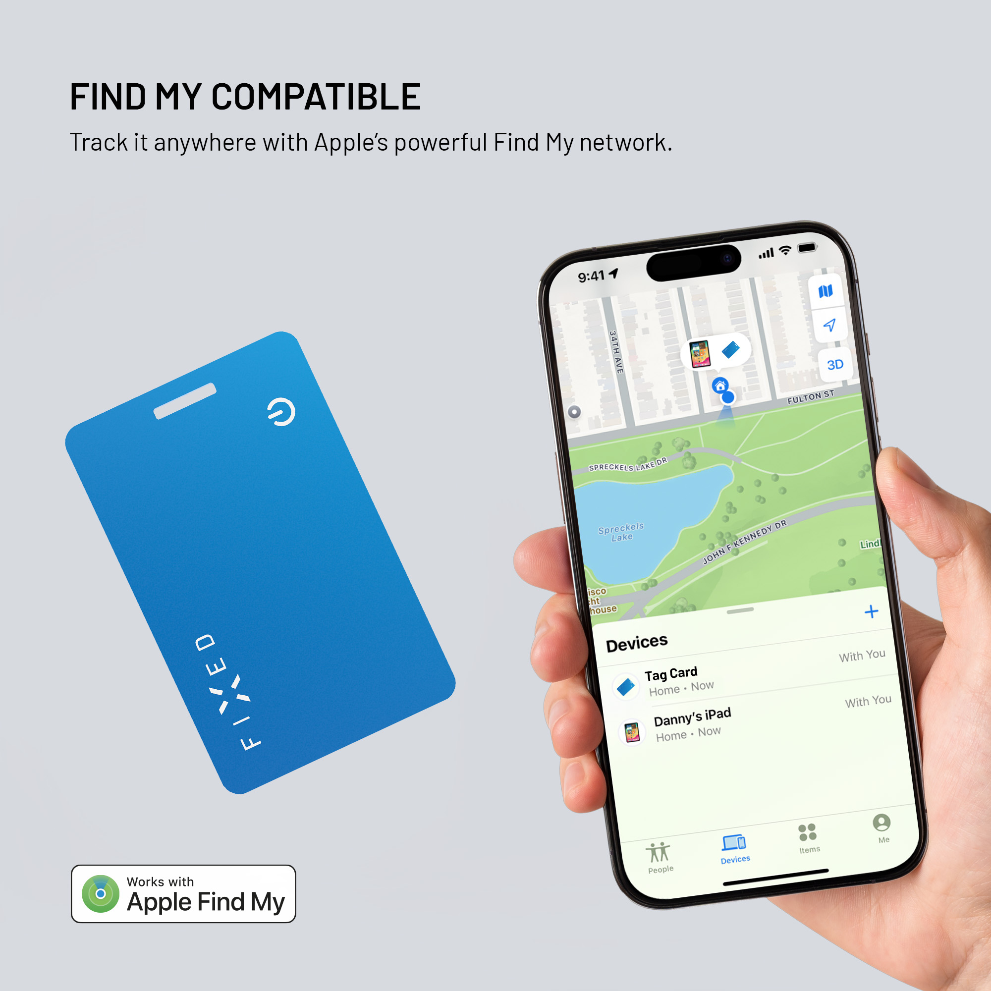 Blaue Fixéd Tag Card neben einer Hand mit Smartphone, die die Apple Find My App zeigt.