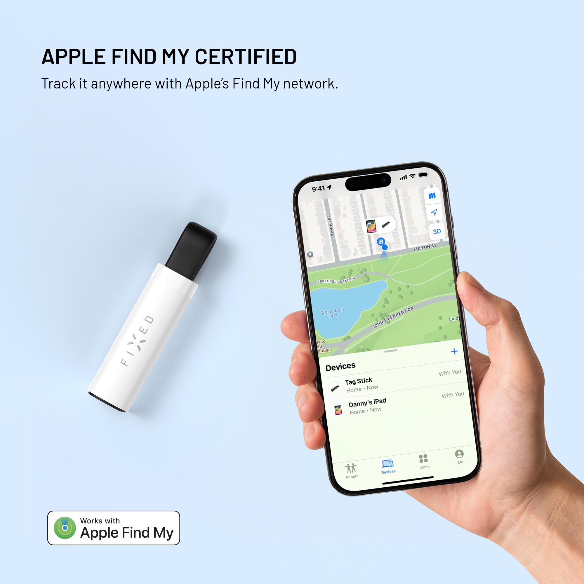 Ein weißer FIXED Tag Stick liegt neben einer Hand, die ein Smartphone mit der Apple Find My App hält.