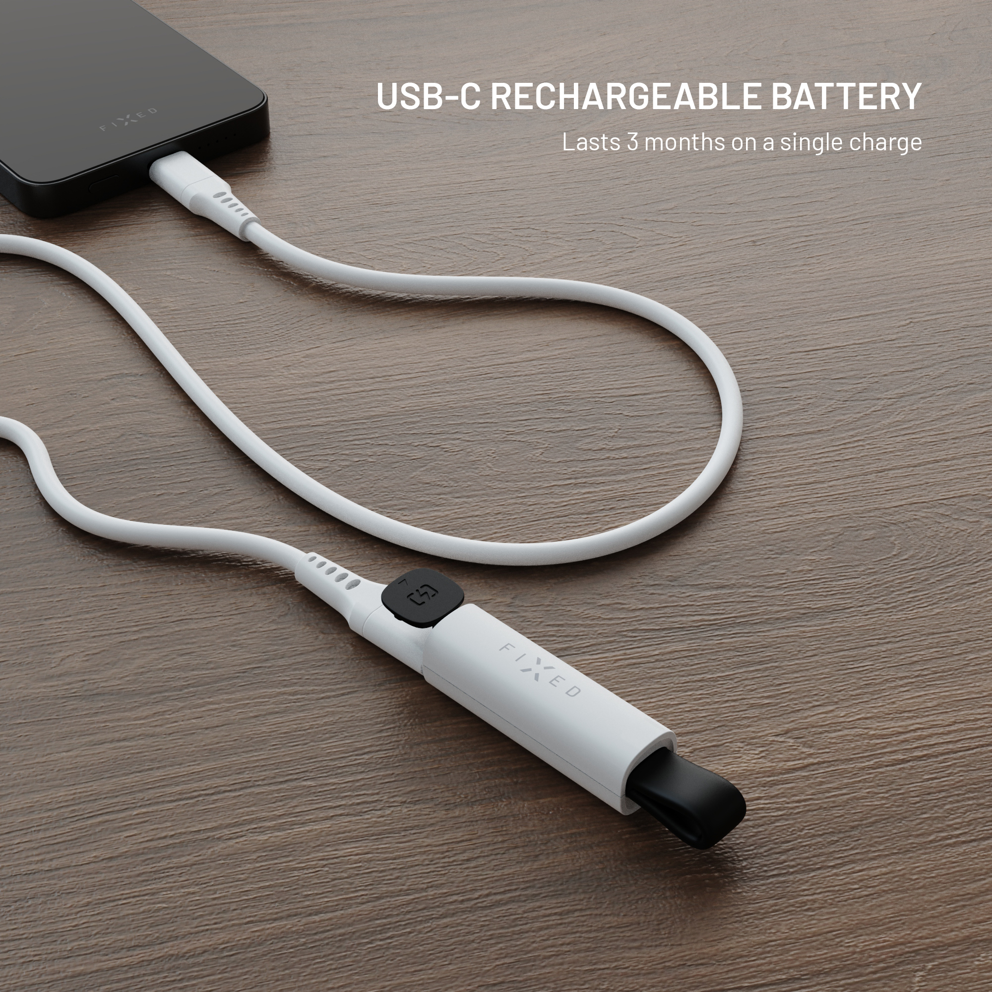 Ein weißes USB-C Ladekabel mit integriertem Akku liegt auf einer Holzoberfläche.