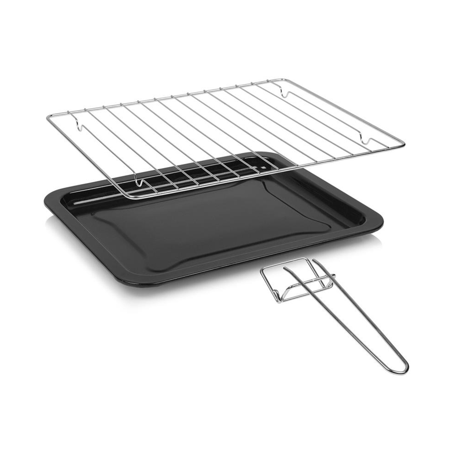 Ein schwarzes Backblech mit einem darüber platzierten Metallrost und einem separaten Metallgriff auf weißem Grund.