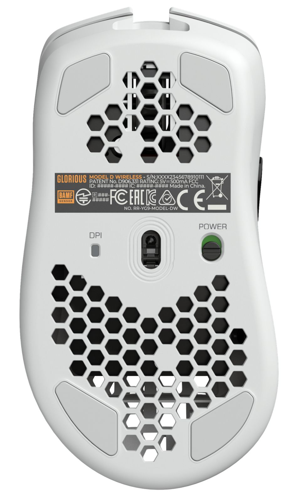 Unterseite einer weißen kabellosen Gaming-Maus mit Wabenmuster, Sensor, DPI-Taste und Ein-Aus-Schalter.