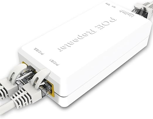 Beyaz arkaplanda bağlı Ethernet kablolarıyla birlikte beyaz bir PoE tekrarlayıcı.