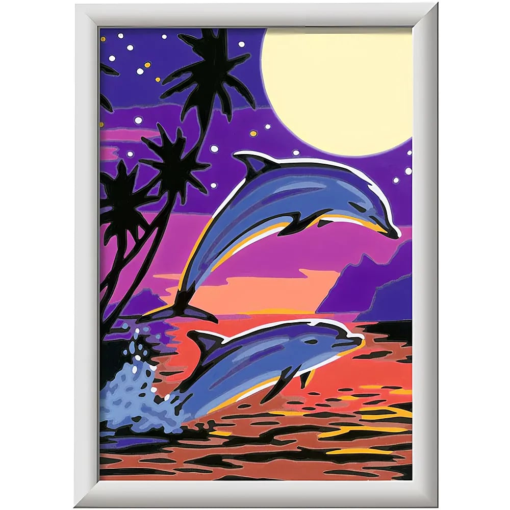 Dos delfines azules saltan contra una silueta de palmeras a la luz de la luna y el atardecer.