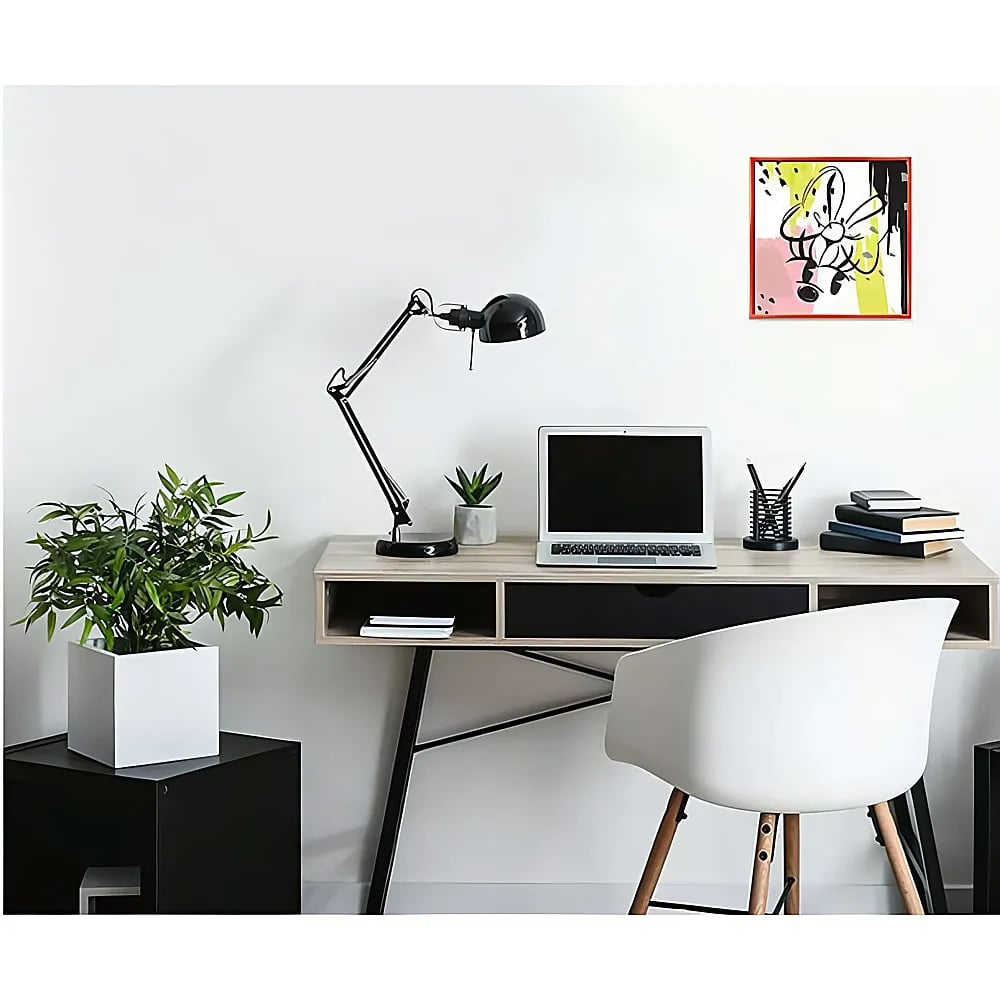 Ein minimalistischer Arbeitsbereich mit einem Laptop, einer schwarzen Lampe, Pflanzen und abstrakter Kunst an der Wand.