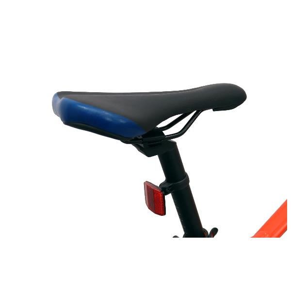 Un sillín de bicicleta negro y azul con un reflector rojo montado en la tija sobre un fondo blanco.
