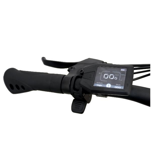Manillar de e-bike negro con pantalla digital, palanca de freno y acelerador de pulgar sobre fondo blanco.