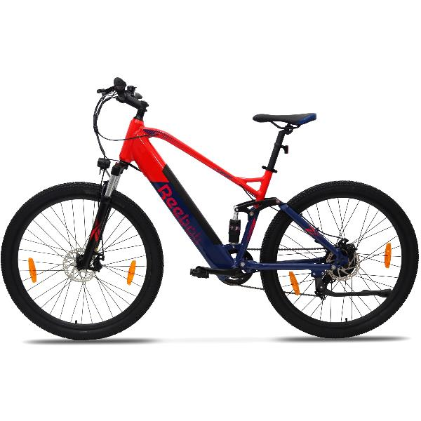 Una bicicleta de montaña roja y azul con sillín negro, neumáticos grandes y reflectores naranjas.