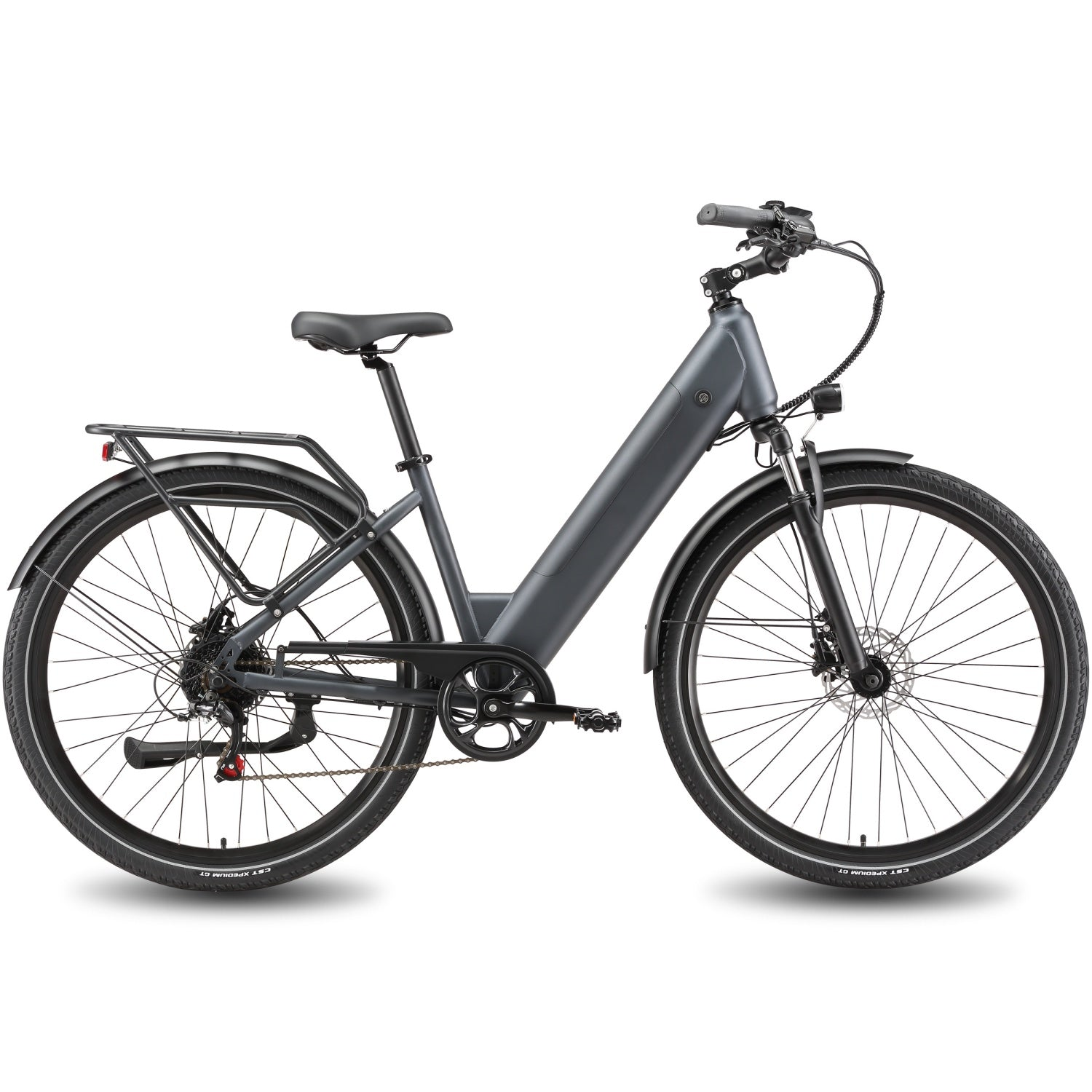 Una moderna bici elettrica da città grigio scuro con portapacchi, parafanghi e luce anteriore su sfondo bianco.