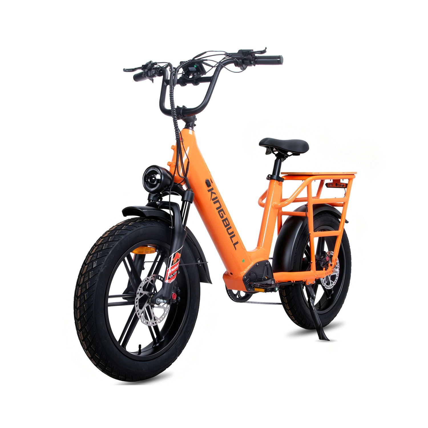 Una bici elettrica Kingbull arancione brillante con gomme larghe e freni a disco su sfondo bianco.