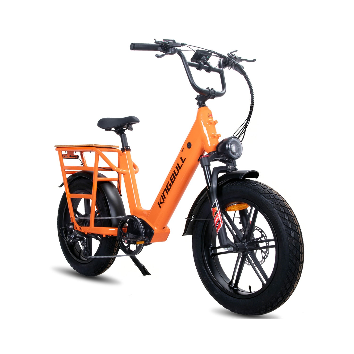 Una bici elettrica arancione Kingbull con pneumatici larghi e portapacchi su sfondo bianco.