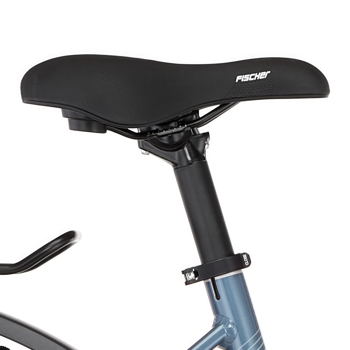 Ein schwarzer Fischer Fahrradsattel auf einer Sattelstütze mit Schnellspanner an einem blauen Rahmen vor weißem Hintergrund.