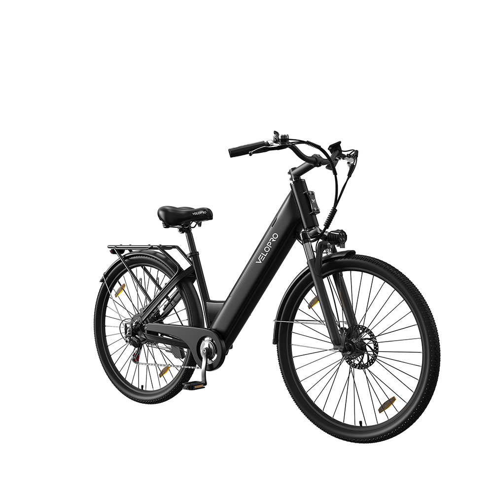 Una bicicleta eléctrica urbana negra con cuadro bajo, portaequipajes trasero y luz delantera sobre fondo blanco.