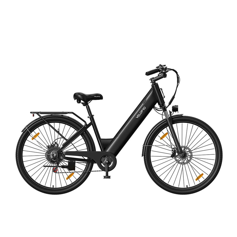 Una bicicleta eléctrica urbana negra con cuadro bajo, portaequipajes trasero y guardabarros sobre fondo blanco.