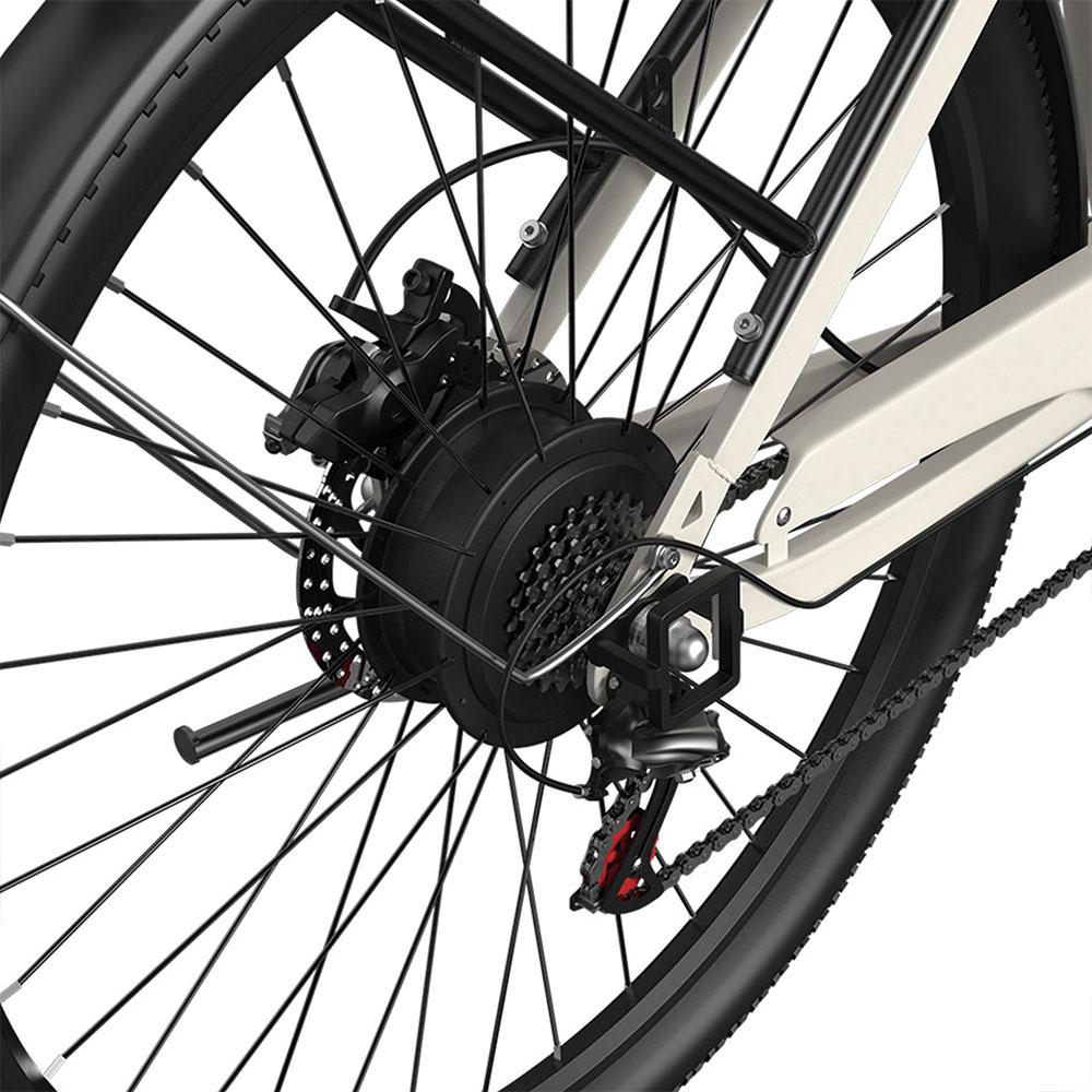 Primer plano de la rueda trasera de una bicicleta eléctrica con motor y frenos.