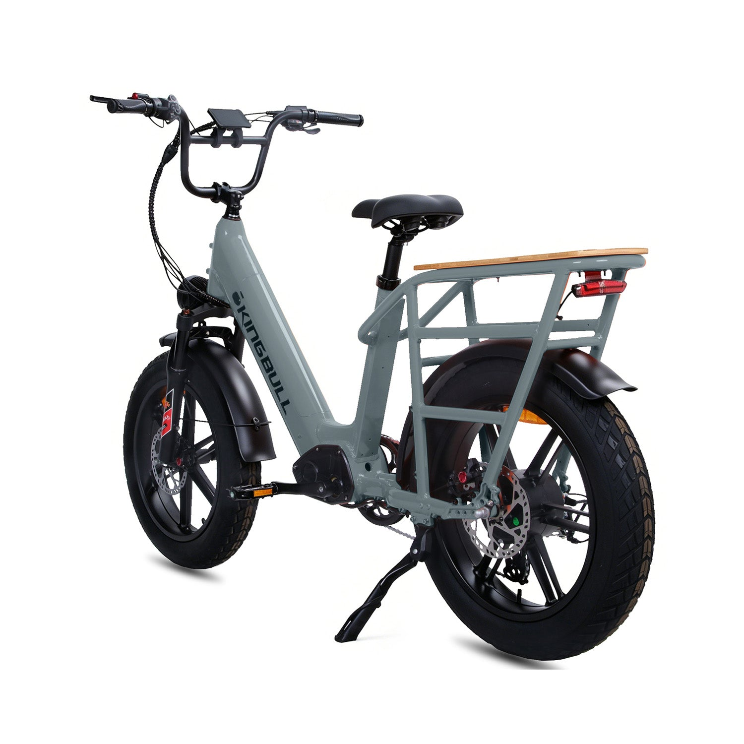 Una bicicletta elettrica grigia con pneumatici larghi, portapacchi e sedile in legno.