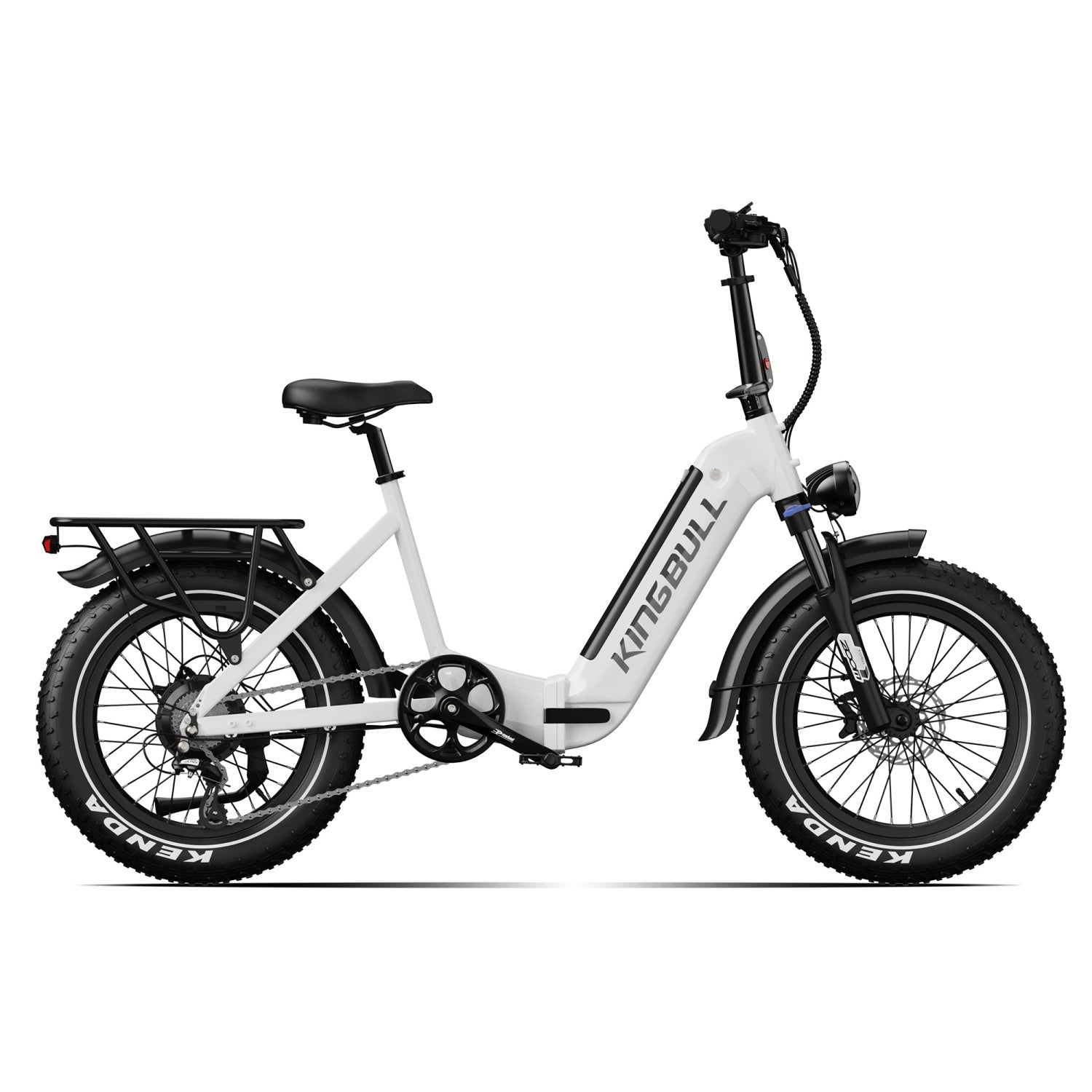 Una bici elettrica Kingbull bianca con componenti neri, parafanghi e portapacchi posteriore su sfondo neutro.