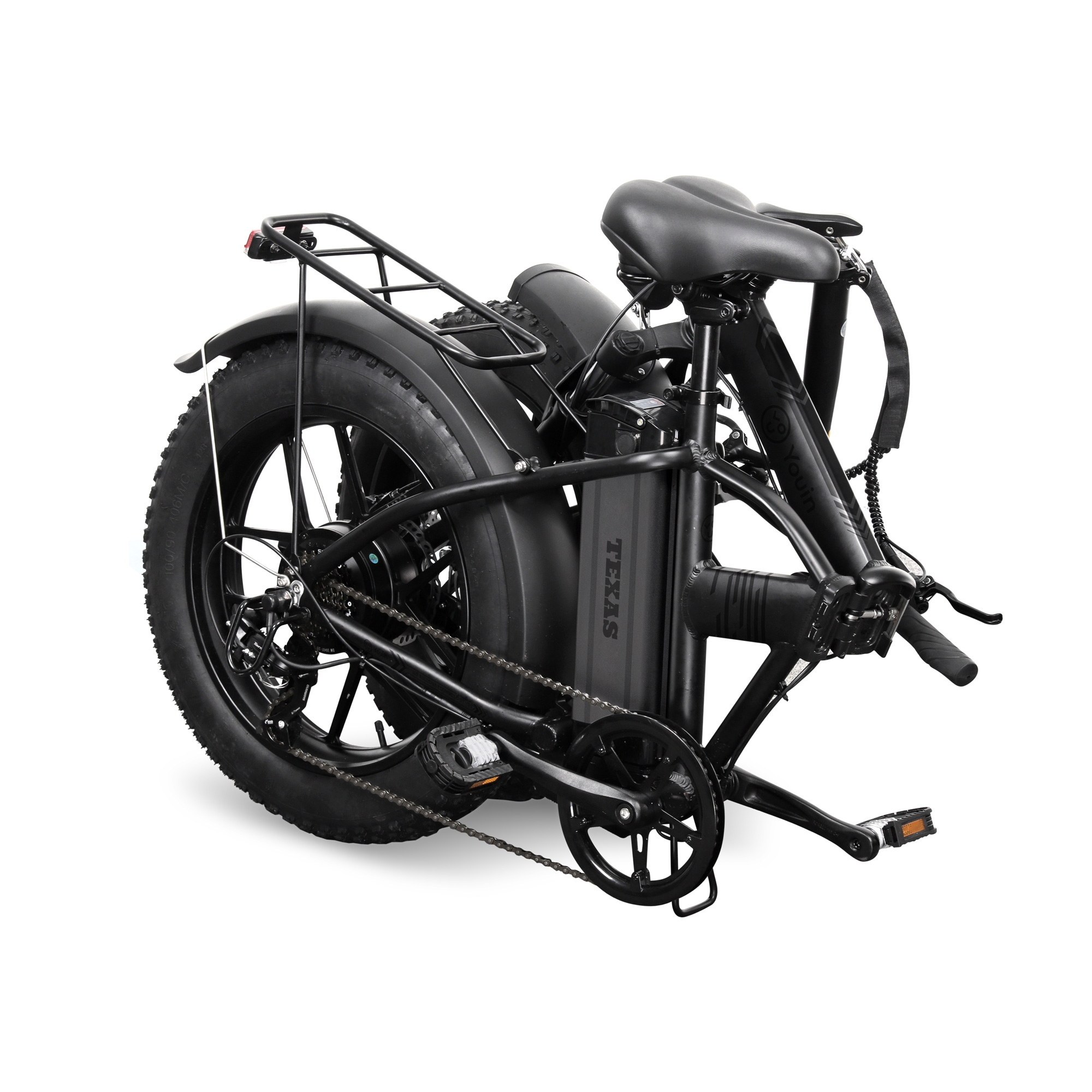 Una bicicleta eléctrica plegada de color negro con neumáticos anchos sobre fondo blanco.