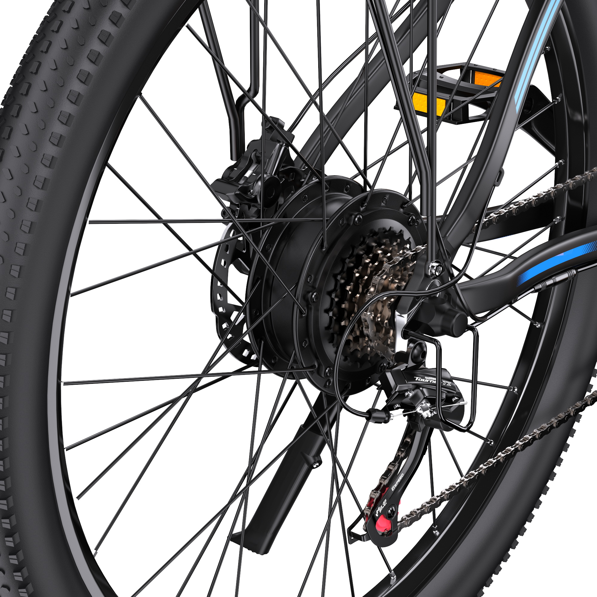 Primo piano della ruota posteriore di una bicicletta elettrica nera con motore, cambio e freno a disco.