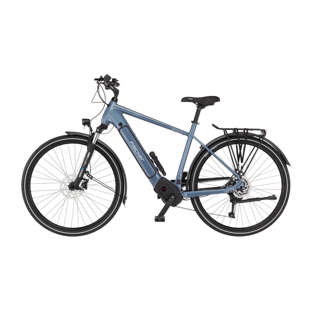 Ein blaues Fischer E-Trekkingbike mit schwarzen Schutzblechen, Gepäckträger und Frontlicht vor weißem Hintergrund.