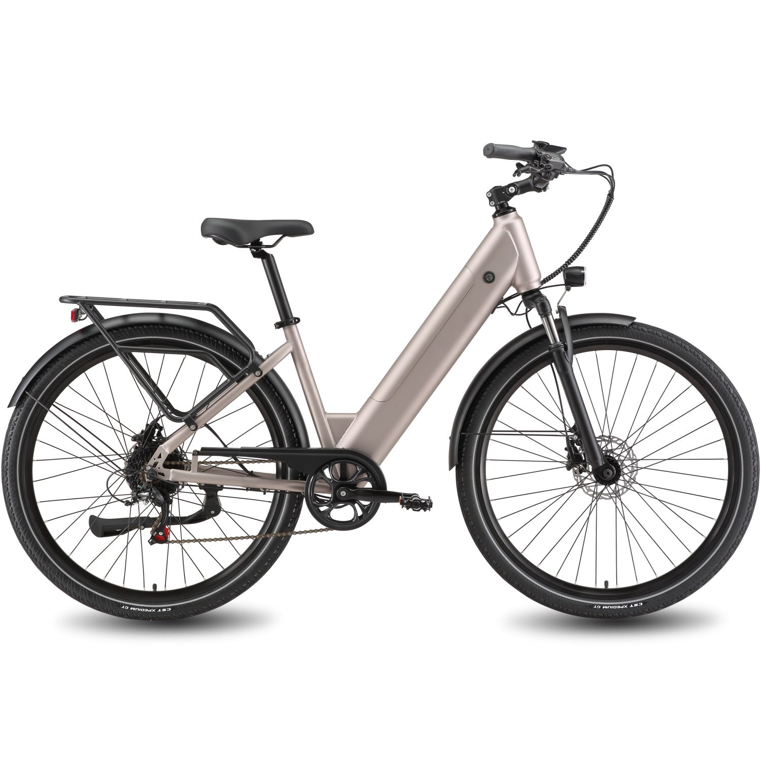Una bicicletta elettrica color crema con telaio ribassato, portapacchi posteriore nero, parafanghi e faro anteriore.