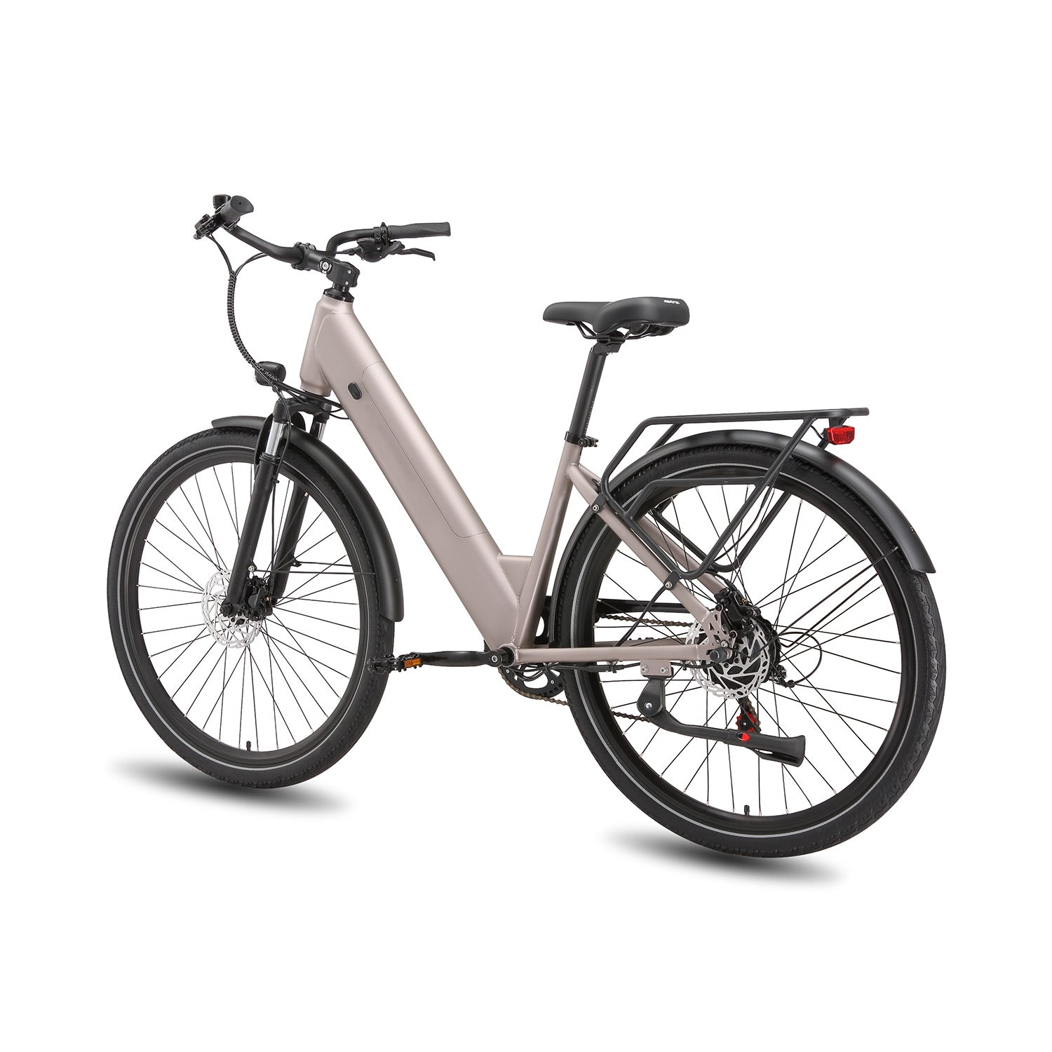 Una bicicletta elettrica urbana beige con telaio ribassato, ruote nere, parafanghi e portapacchi.