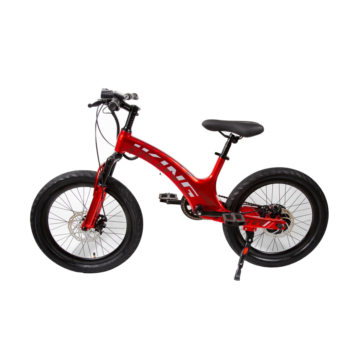 Una bicicletta rossa lucida con pneumatici spessi e freni a disco su sfondo bianco.