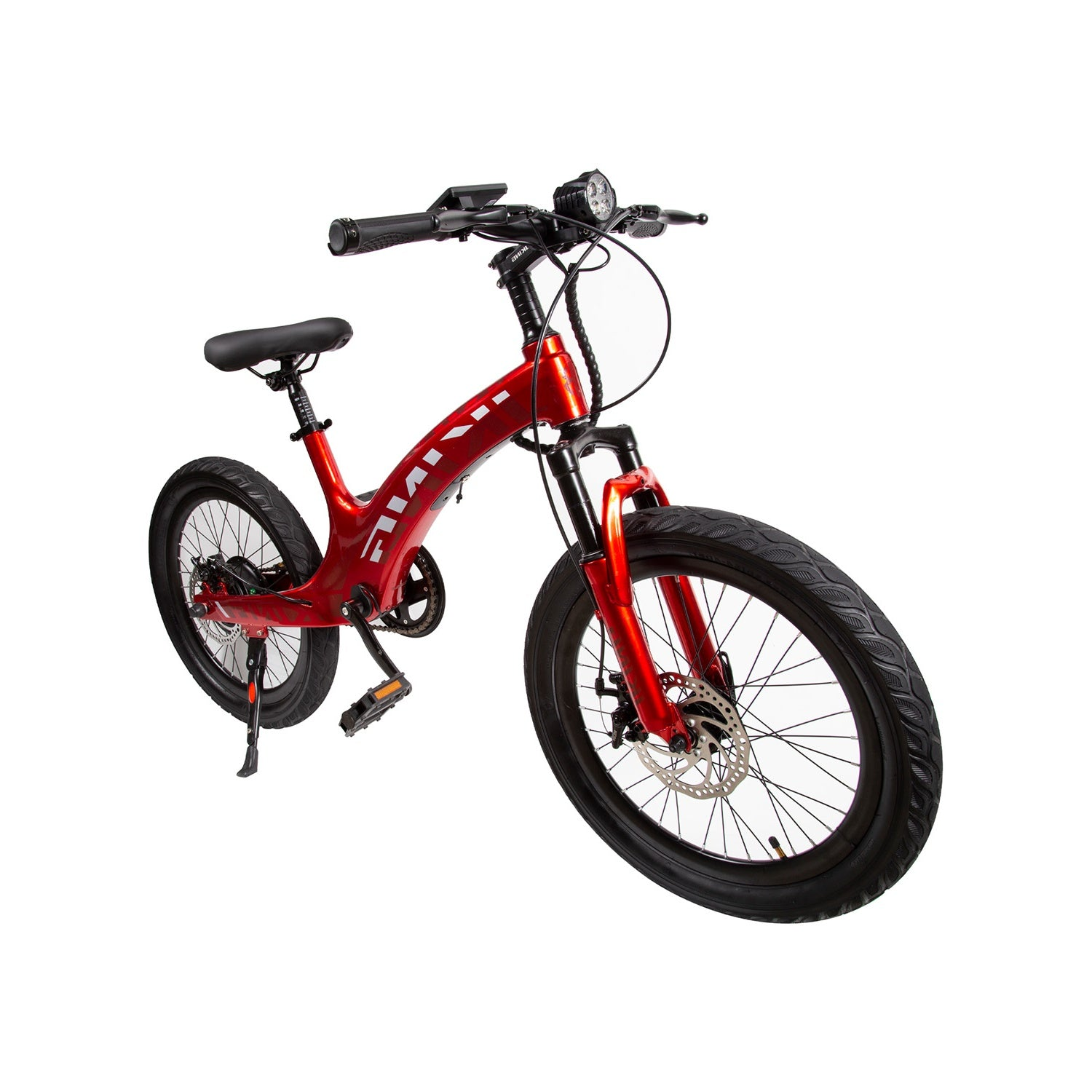 Una bicicletta elettrica rossa con pneumatici spessi, freni a disco e un faro su sfondo bianco.